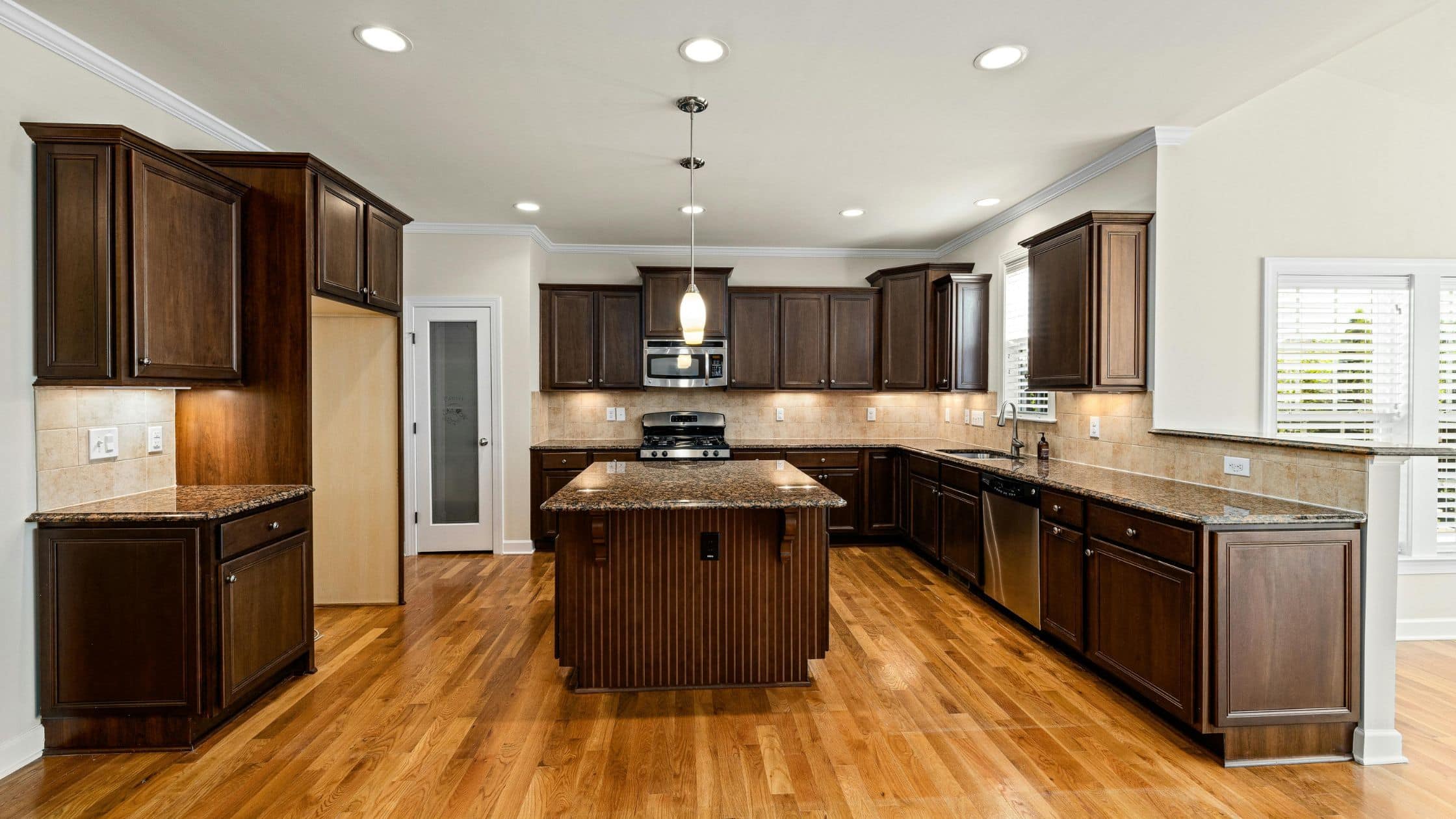 Renovating with granite kitchen countertops 